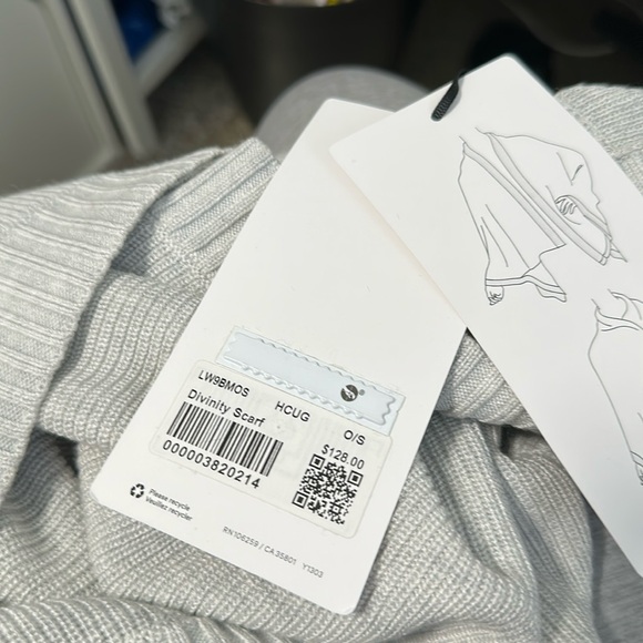 🌴 NWT Lululemon Divinity Scarf Poncho Sweater - Picture 6 of 7